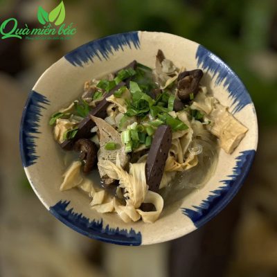 Canh măng lưỡi lợn nấu miến, lòng gà